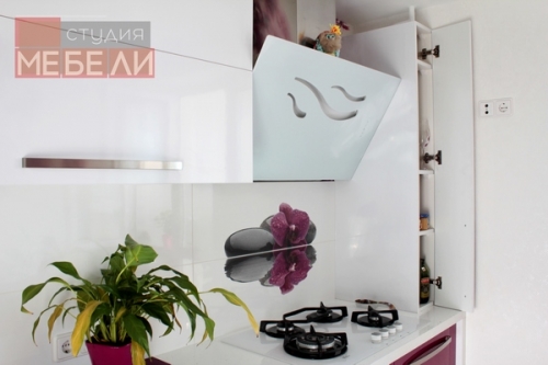 Яркая кухня цвета фуксия