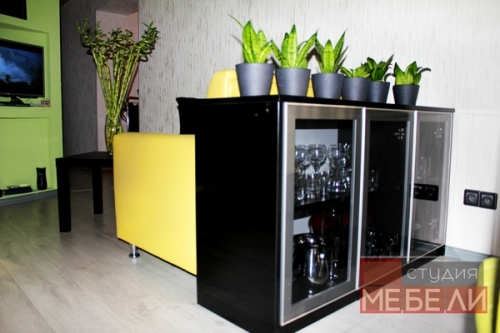 Яркая желтая кухня