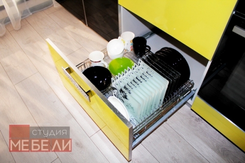 Яркая желтая кухня