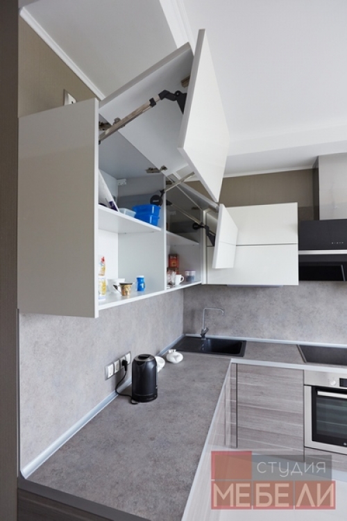 Современная угловая кухня из пластика