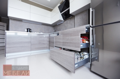 Современная угловая кухня из пластика