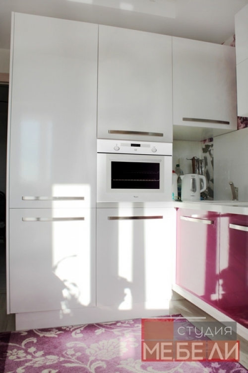 Яркая кухня цвета фуксия