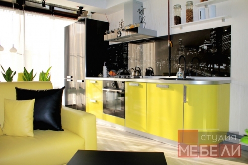 Яркая желтая кухня