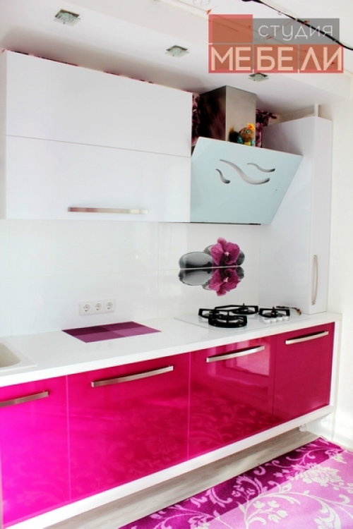 Яркая кухня цвета фуксия