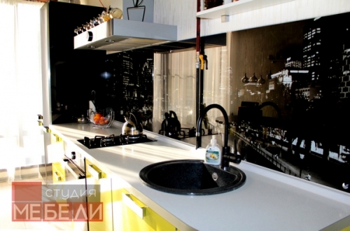 Яркая желтая кухня