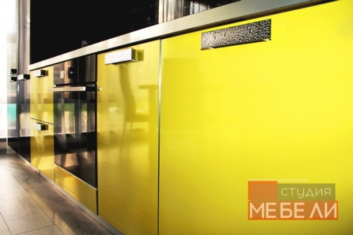 Яркая желтая кухня