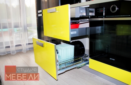 Яркая желтая кухня