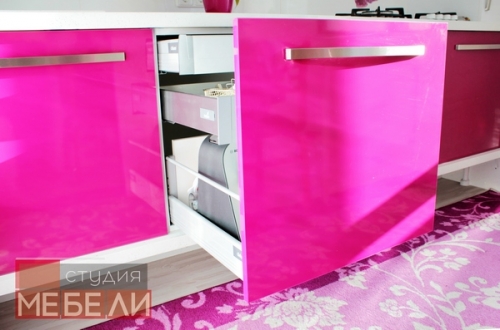 Яркая кухня цвета фуксия