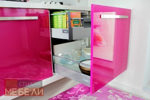 Яркая кухня цвета фуксия