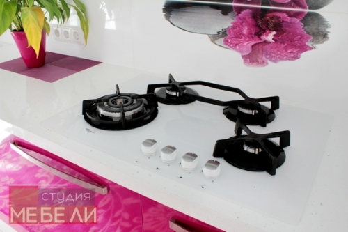 Яркая кухня цвета фуксия