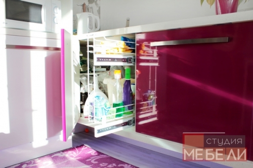 Яркая кухня цвета фуксия