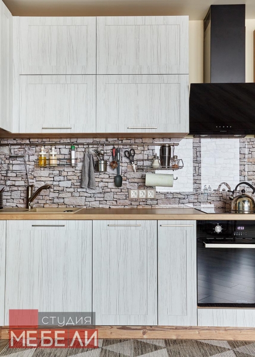 Линейная кухня с древесными тонами