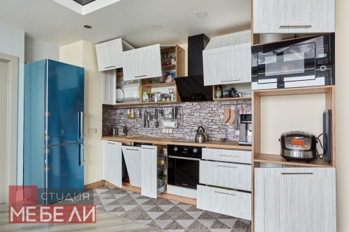 Линейная кухня с древесными тонами