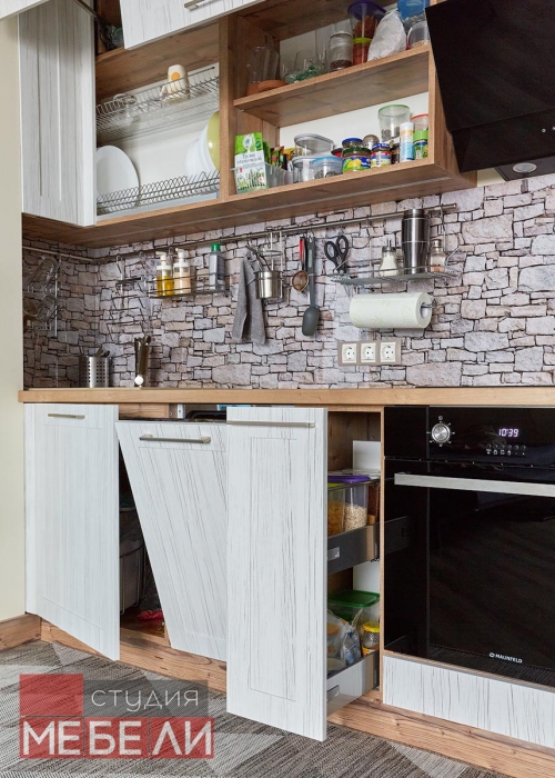 Линейная кухня с древесными тонами