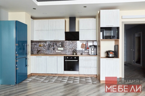 Линейная кухня с древесными тонами