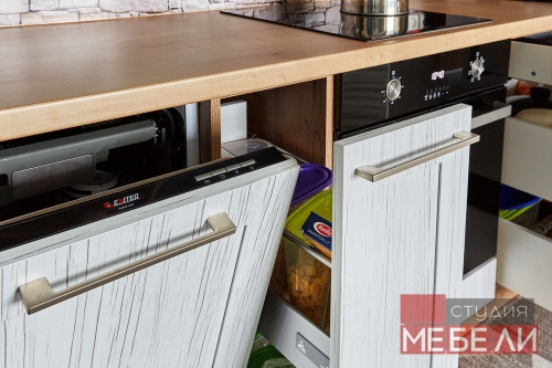 Линейная кухня с древесными тонами