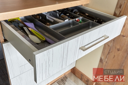 Линейная кухня с древесными тонами