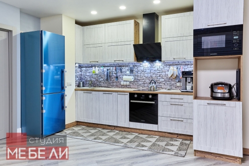 Линейная кухня с древесными тонами