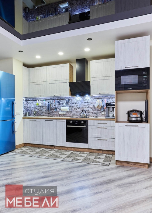 Линейная кухня с древесными тонами