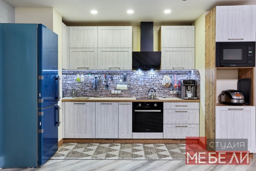 Линейная кухня с древесными тонами