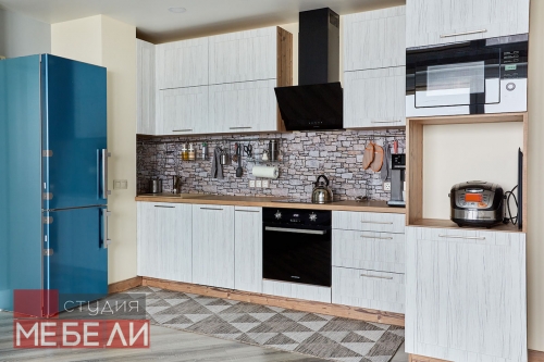 Линейная кухня с древесными тонами