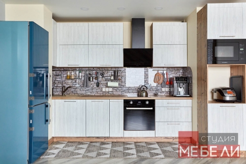 Линейная кухня с древесными тонами