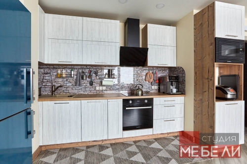 Линейная кухня с древесными тонами