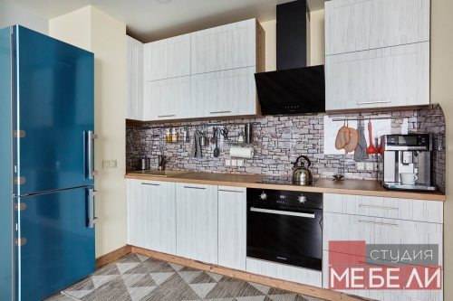 Линейная кухня с древесными тонами