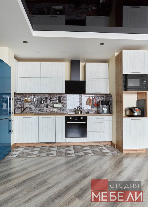 Линейная кухня с древесными тонами