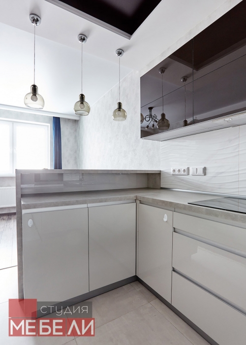 Современная светлая кухня из акрила