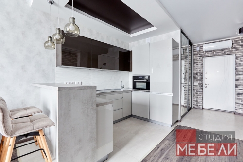 Современная светлая кухня из акрила