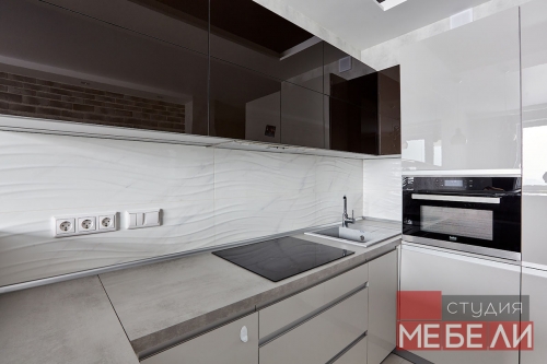 Современная светлая кухня из акрила