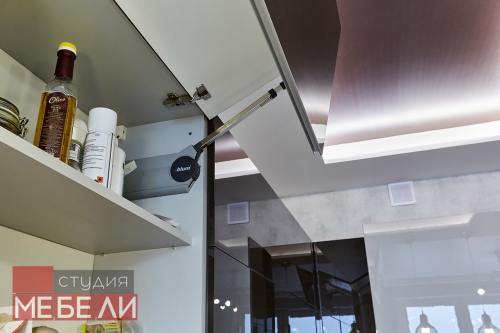 Современная светлая кухня из акрила