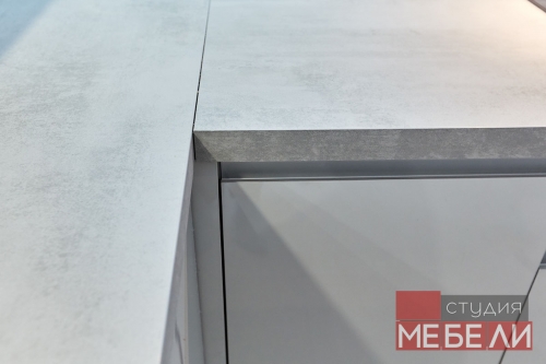 Современная светлая кухня из акрила