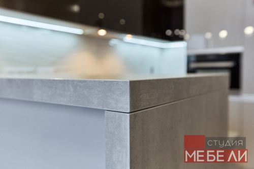 Современная светлая кухня из акрила