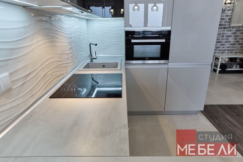 Современная светлая кухня из акрила