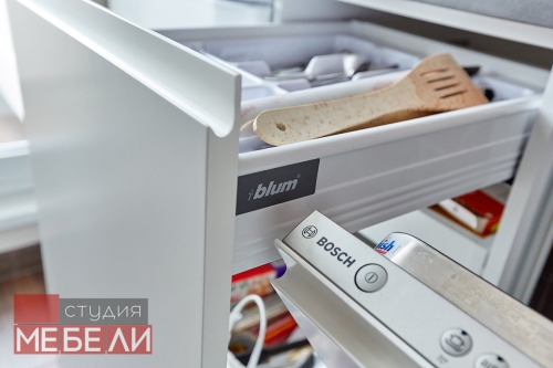 Эргономичная угловая кухня из постформинга