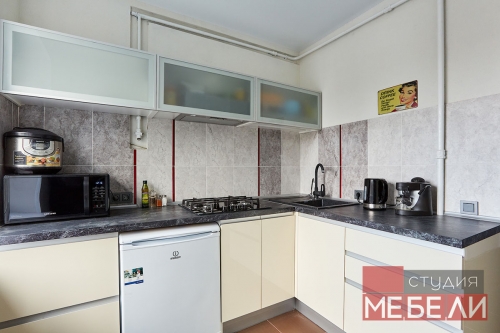 Акриловый гарнитур для компактной кухни