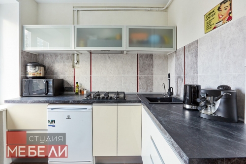 Акриловый гарнитур для компактной кухни