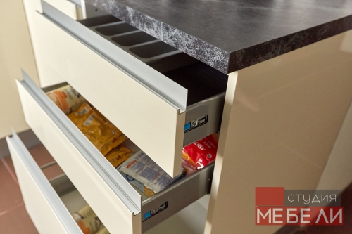 Акриловый гарнитур для компактной кухни