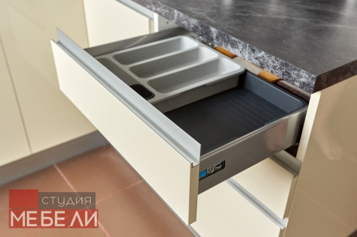 Акриловый гарнитур для компактной кухни