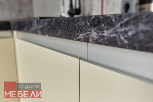 Акриловый гарнитур для компактной кухни