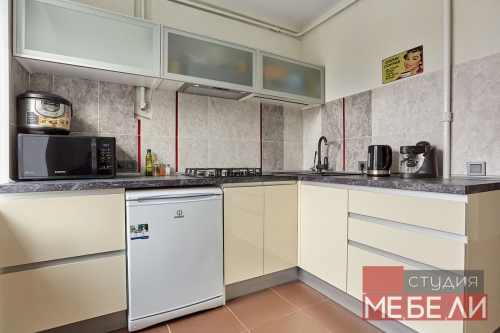 Акриловый гарнитур для компактной кухни