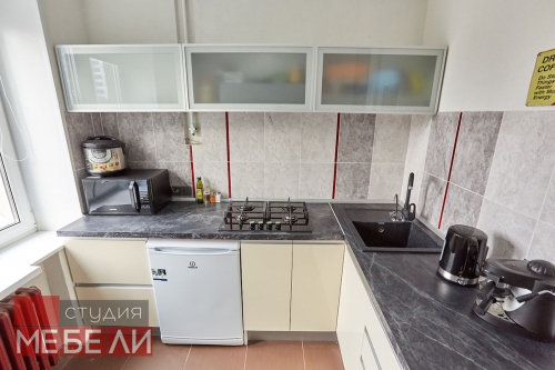 Акриловый гарнитур для компактной кухни