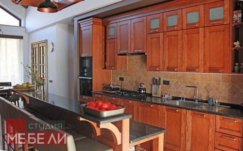 Кухня из массива ясеня в классическом стиле