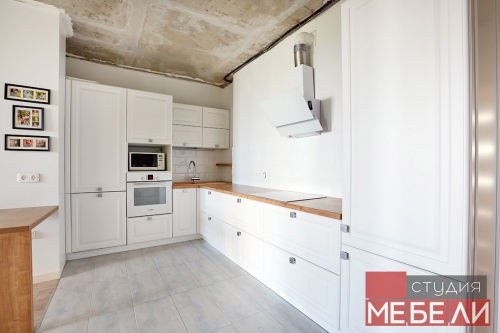 Светлая кухня для квартиры-студии