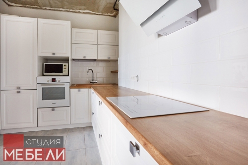 Светлая кухня для квартиры-студии