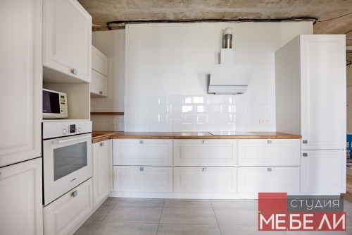 Светлая кухня для квартиры-студии