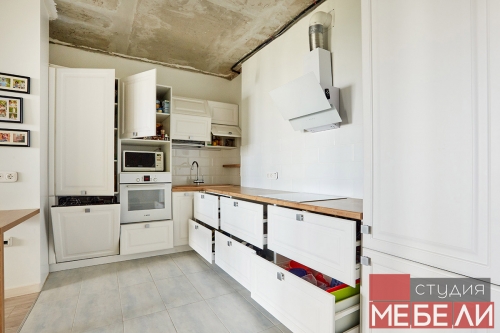 Светлая кухня для квартиры-студии