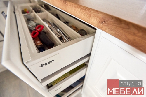 Светлая кухня для квартиры-студии